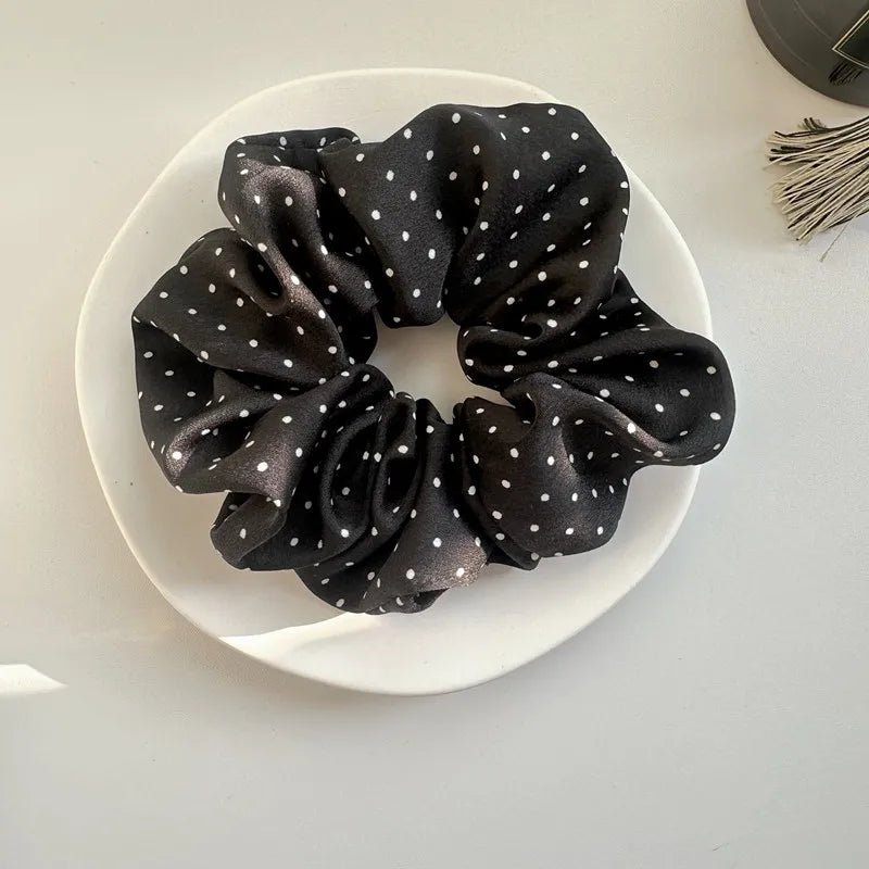 Scrunchie Satinado con Lunares – Liga para Cabello Elegante, Liga Elástica para Mujer