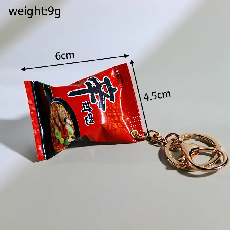 Llavero Miniatura de Ramen Coreano Negro – Accesorio para Mochila