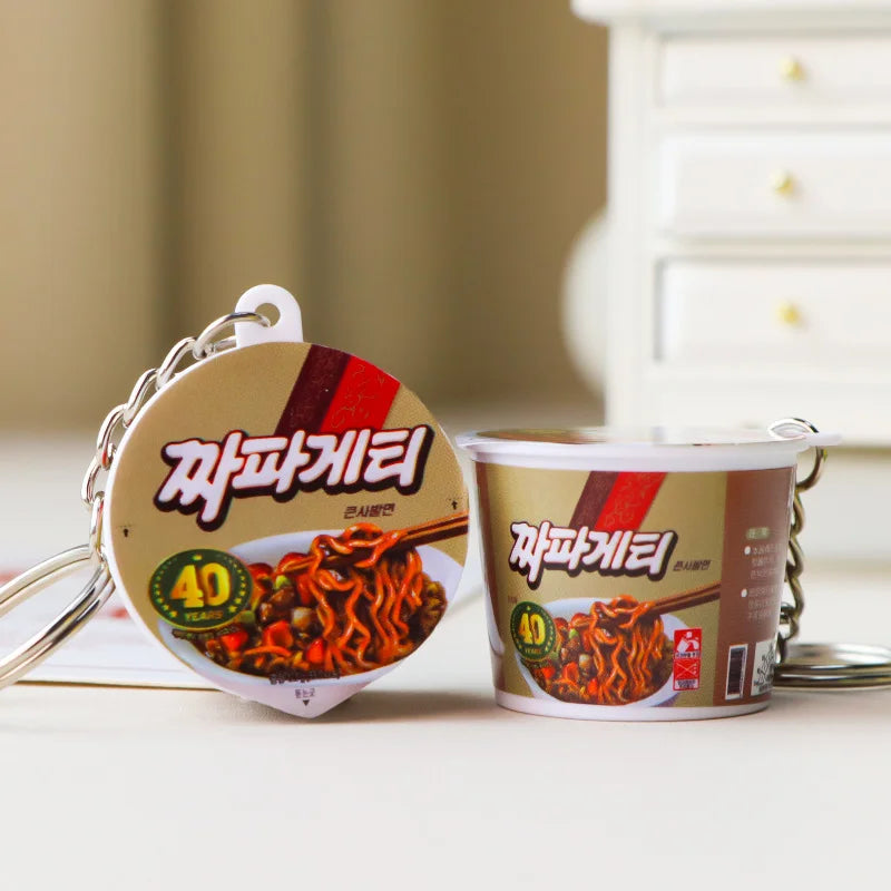 Llavero Miniatura de Ramen Coreano Negro – Accesorio para Mochila
