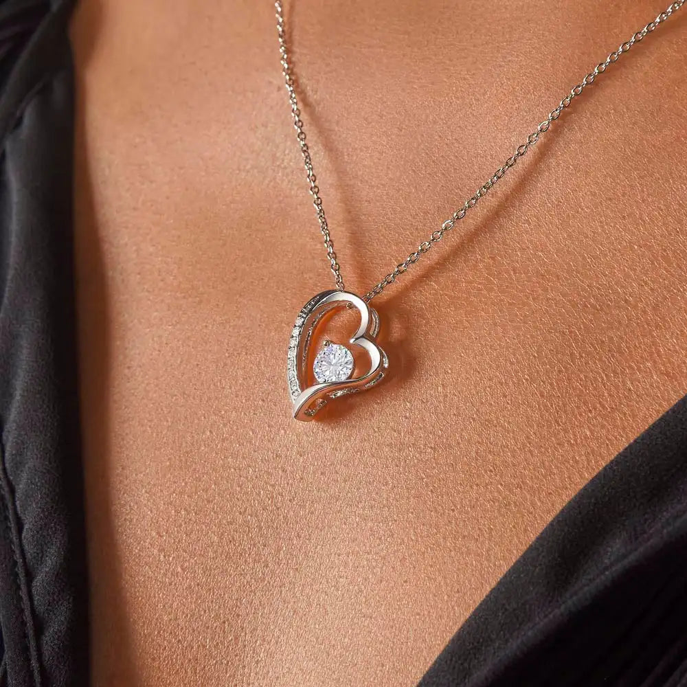 Collar Corazón “Mom” con Caja de Regalo – Detalle Día de las Madres