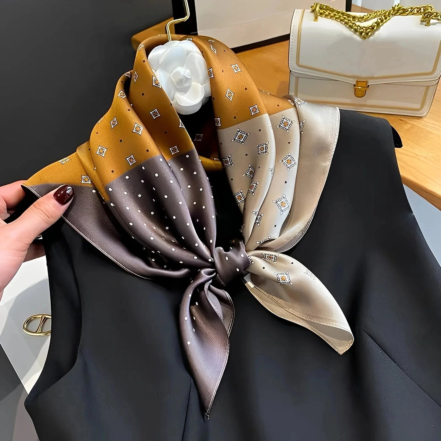Pañuelo Elegante Tipo Seda Cuadrado para Mujer - Estilo Chic