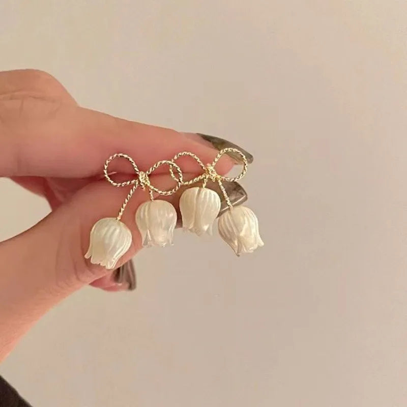 Aretes Tulipán con Moño – Plata y Flor Blanca, Elegantes