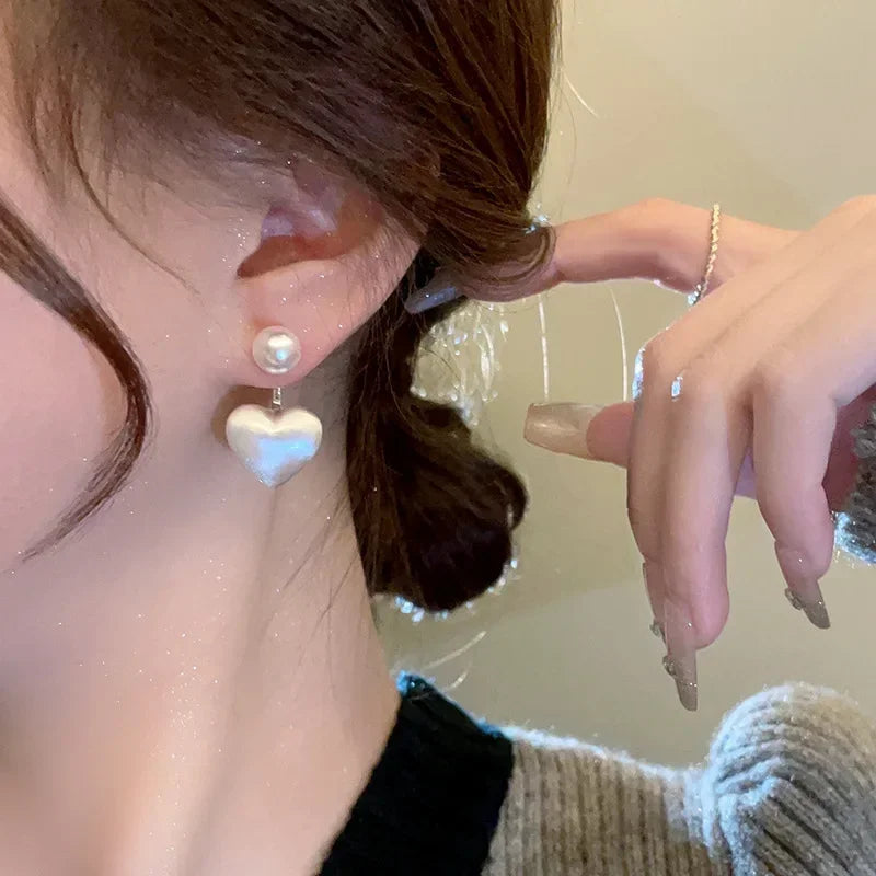 Aretes Colgantes Corazón Perlado – Estilo Romántico