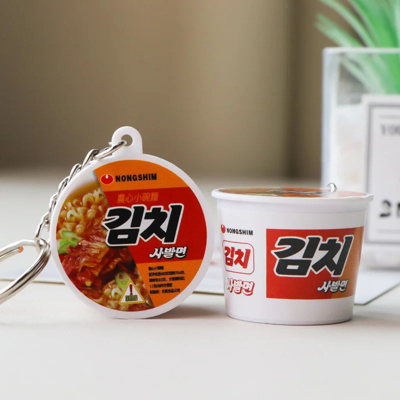 Llavero Miniatura de Ramen Coreano Negro – Accesorio para Mochila