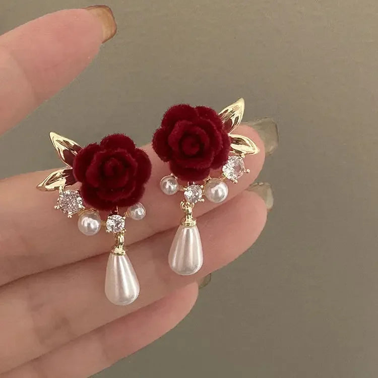 Aretes Elegantes – Joyería para Mujer, Diseño Femenino de Lujo