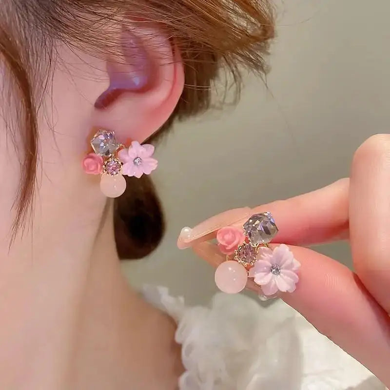 Aretes Tulipán con Moño – Plata y Flor Blanca, Elegantes