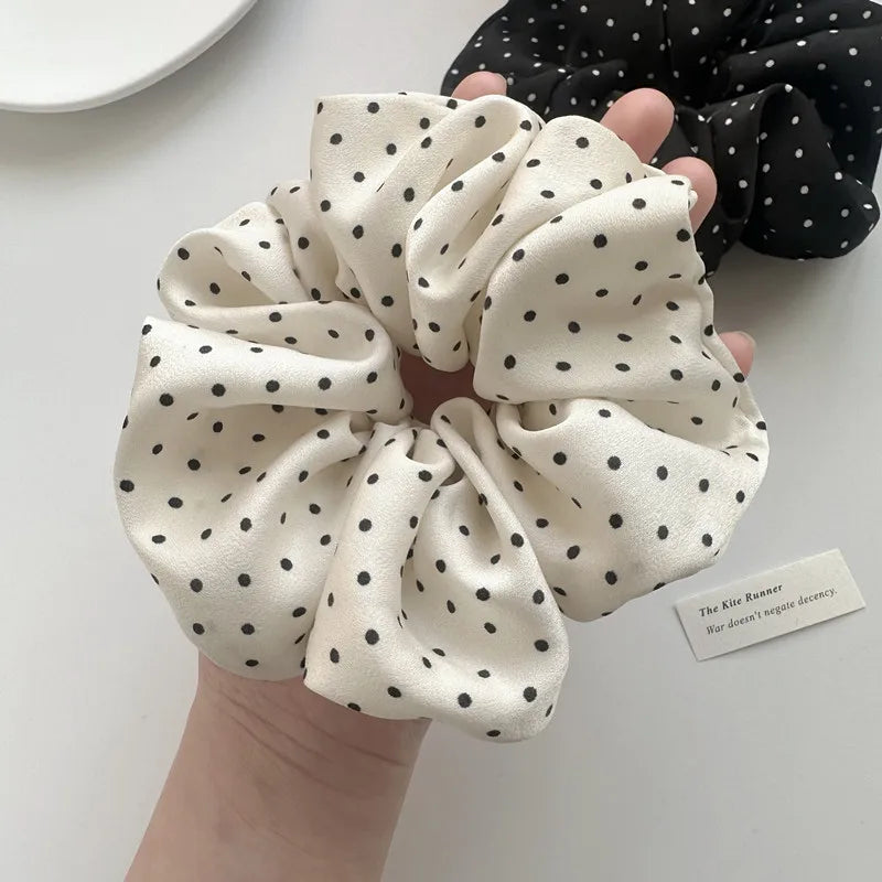 Scrunchie Satinado con Lunares – Liga para Cabello Elegante, Liga Elástica para Mujer