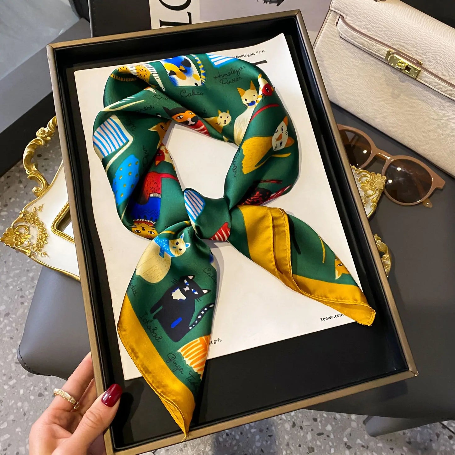 Pañuelo Elegante Tipo Seda Cuadrado para Mujer - Estilo Chic