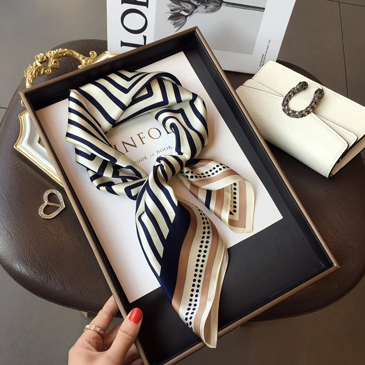 Pañuelo Elegante Tipo Seda Cuadrado para Mujer - Estilo Chic