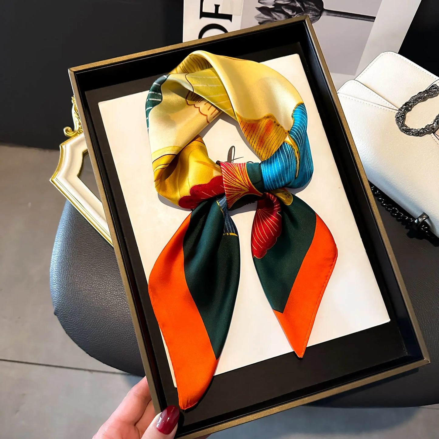 Pañuelo Elegante Tipo Seda Cuadrado para Mujer - Estilo Chic