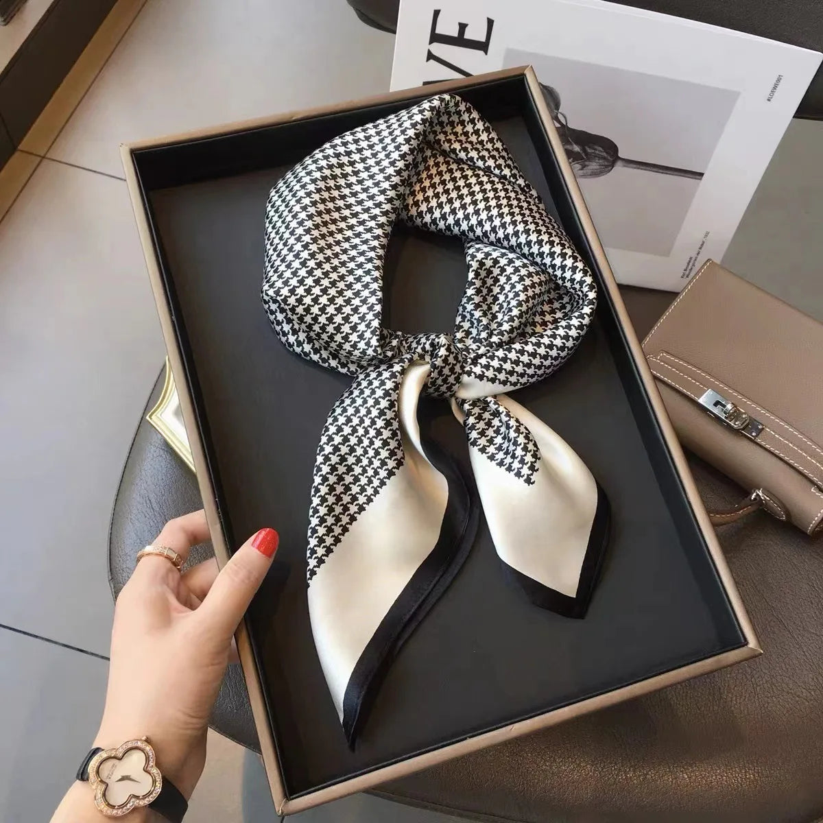 Pañuelo Elegante Tipo Seda Cuadrado para Mujer - Estilo Chic