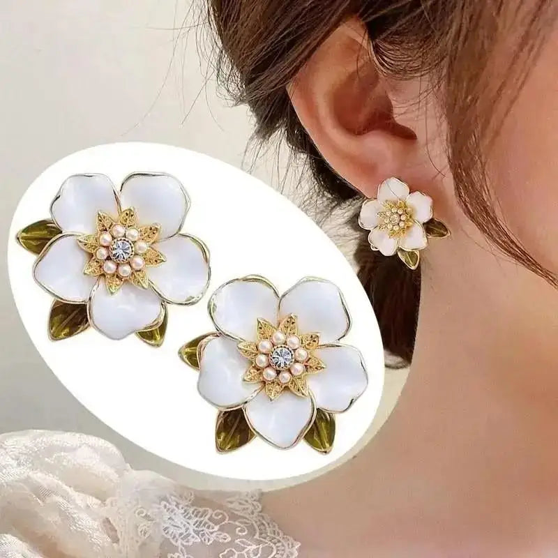 Aretes Tulipán con Moño – Plata y Flor Blanca, Elegantes