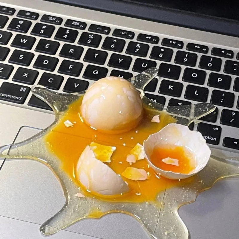 Soporte de Celular Huevo Estrellado Hiperrealista - Broma para Escritorio
