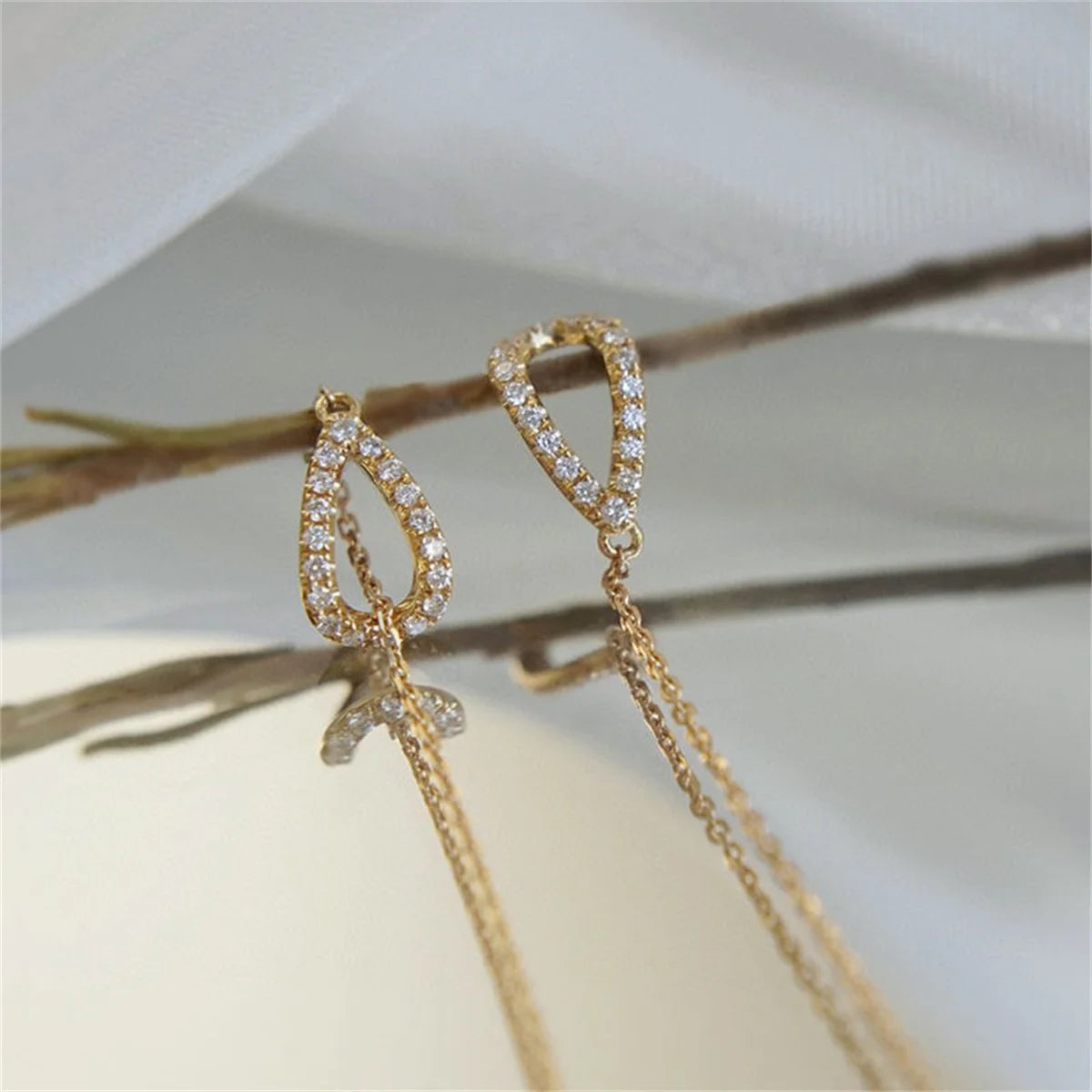Aretes Colgantes Gota con Rhinestones – Elegantes y Minimalistas, Diseño Delicado y Femenino