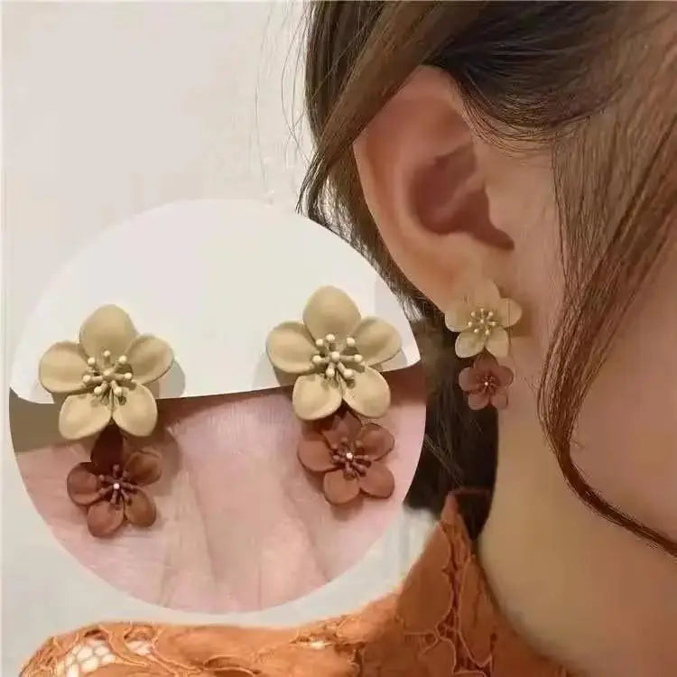 Aretes Tulipán con Moño – Plata y Flor Blanca, Elegantes