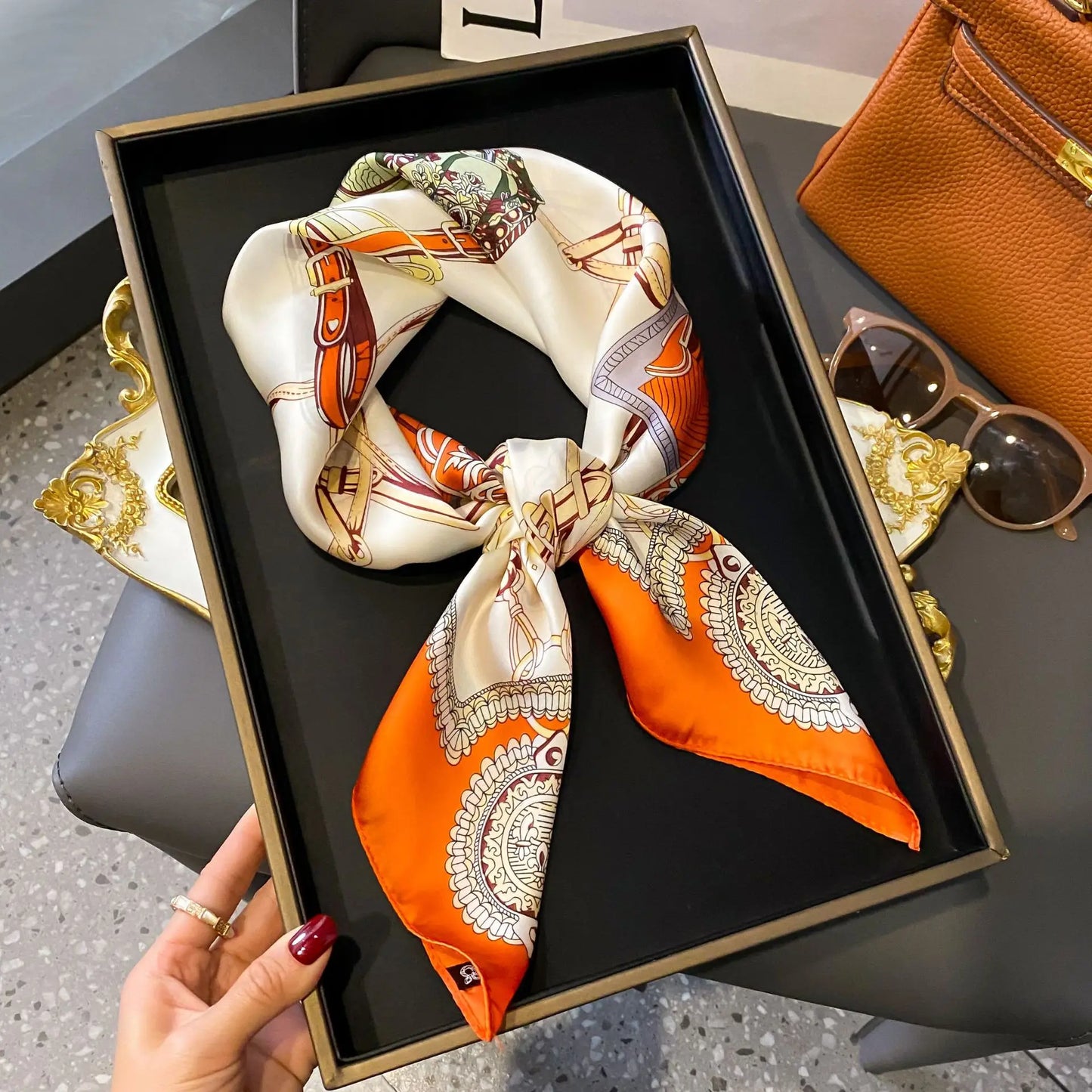 Pañuelo Elegante Tipo Seda Cuadrado para Mujer - Estilo Chic