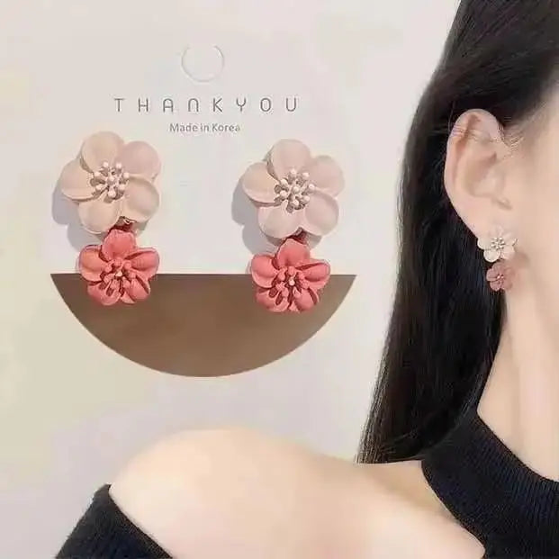 Aretes Tulipán con Moño – Plata y Flor Blanca, Elegantes