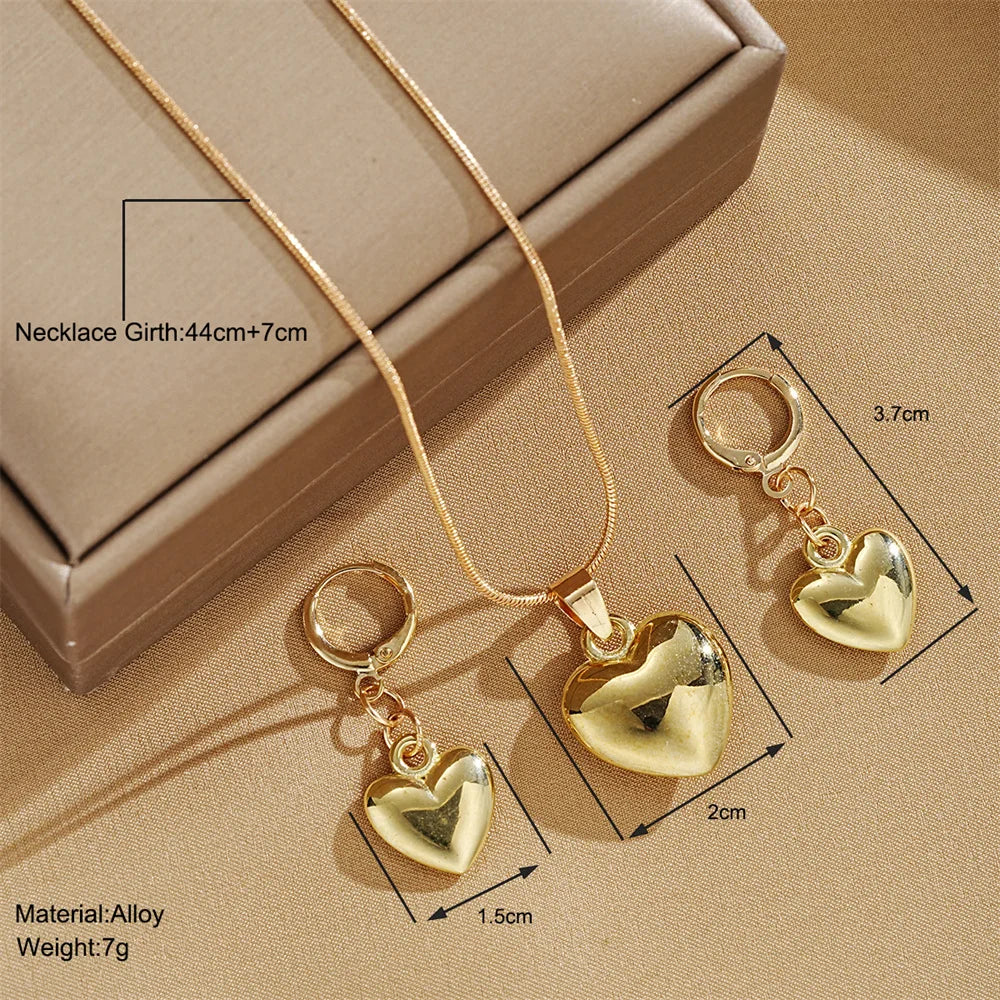 Set de Collar y Aretes Corazón Dorado | Joyería Elegante para Mujer