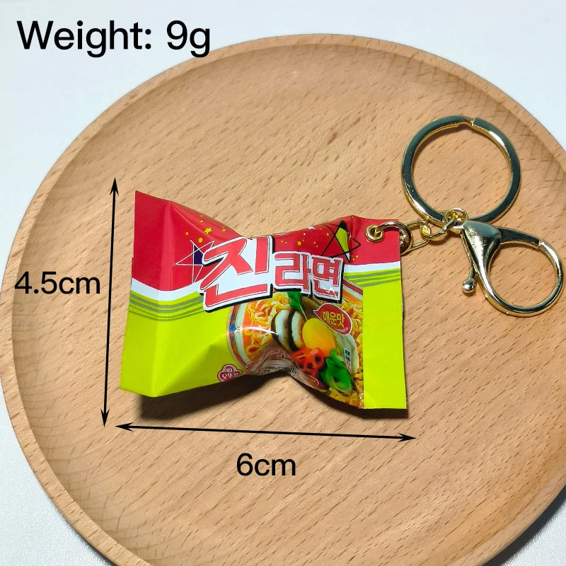 Llavero Miniatura de Ramen Coreano Negro – Accesorio para Mochila
