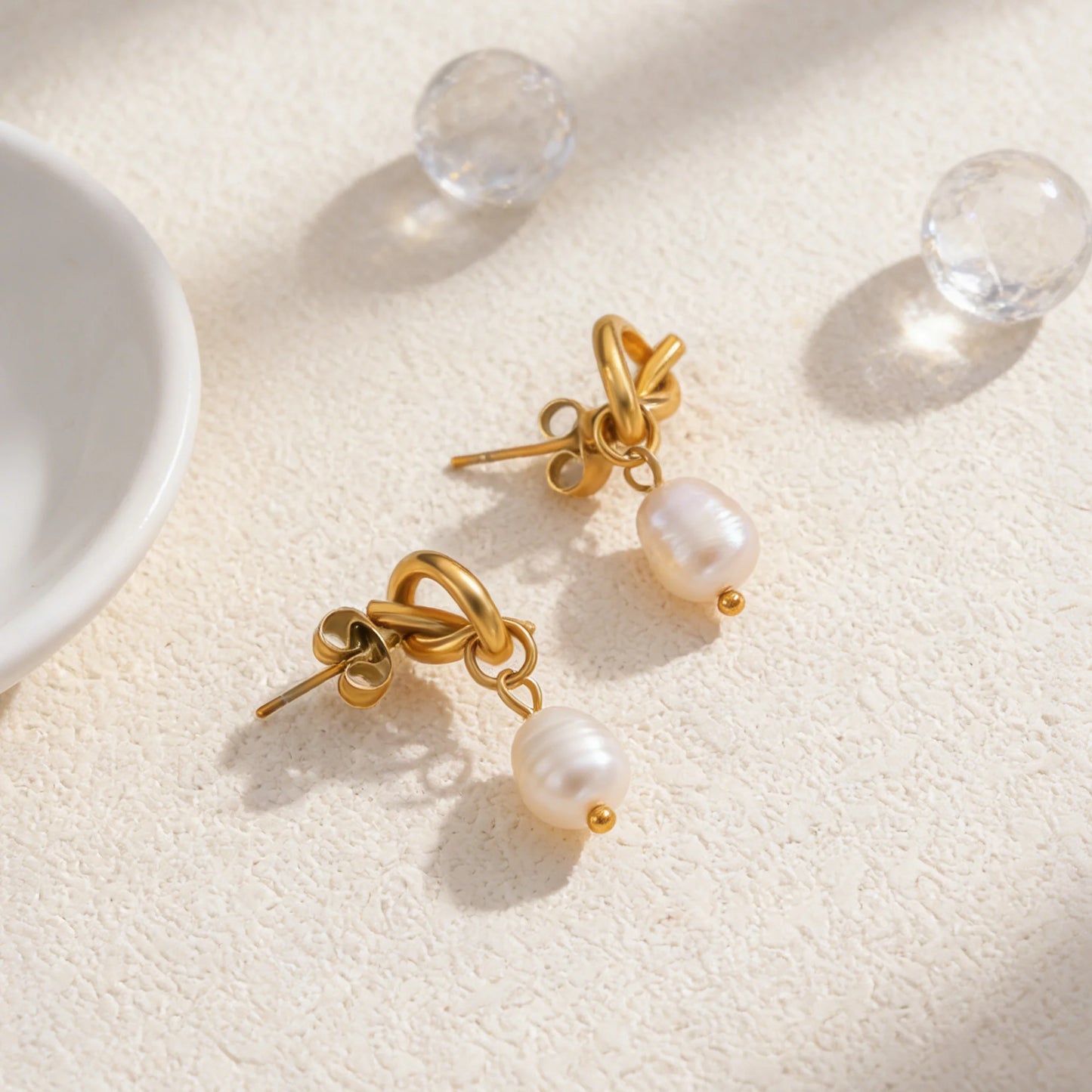 Aretes Elegantes con Perla y Acero Inoxidable