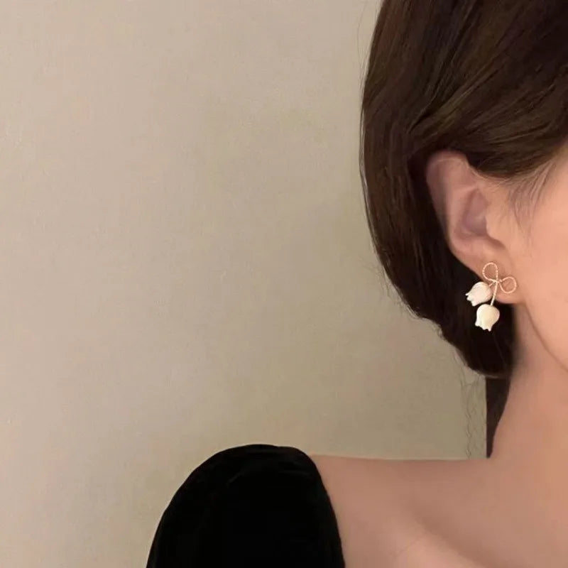 Aretes Tulipán con Moño – Plata y Flor Blanca, Elegantes