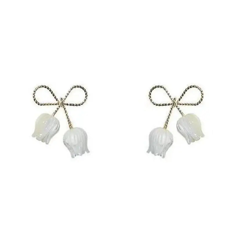 Aretes Tulipán con Moño – Plata y Flor Blanca, Elegantes