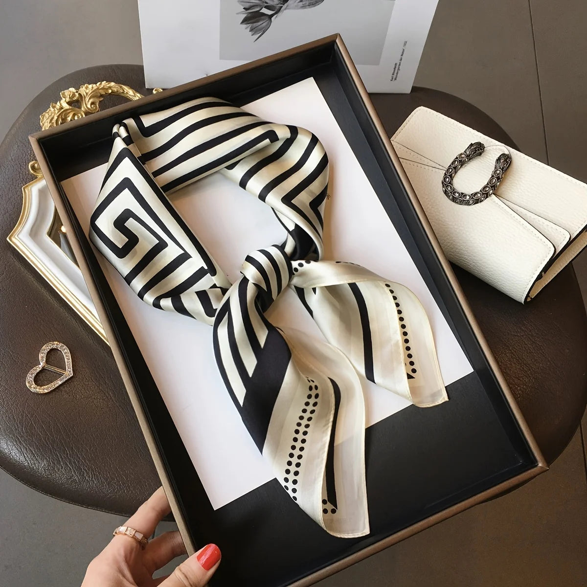 Pañuelo Elegante Tipo Seda Cuadrado para Mujer - Estilo Chic