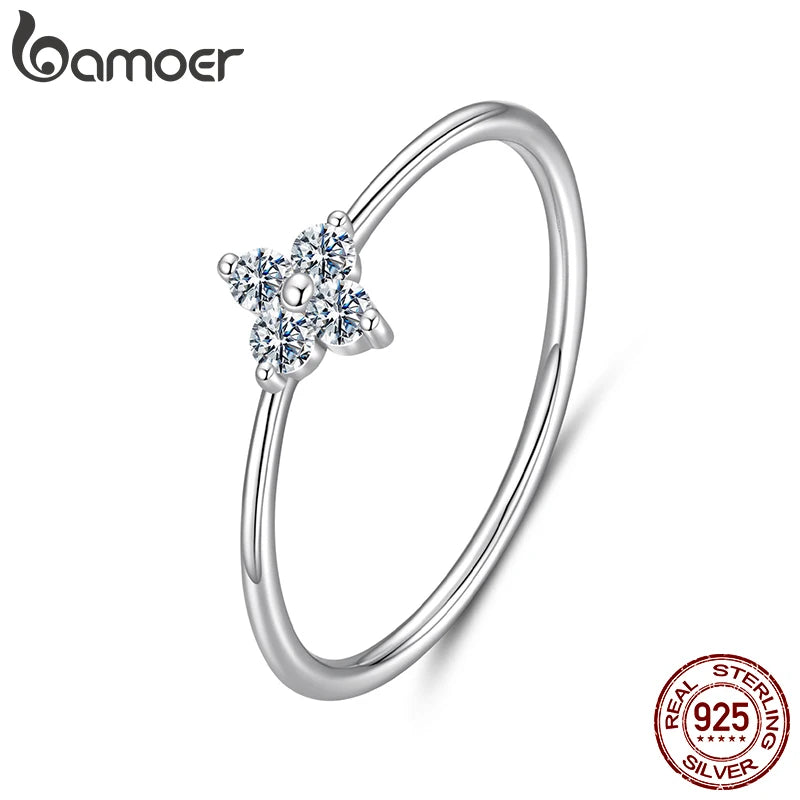 Anillo Trébol de Cuatro Hojas con Moissanita – Elegante y Minimalista