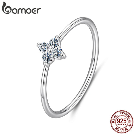 Anillo Trébol de Cuatro Hojas con Moissanita – Elegante y Minimalista