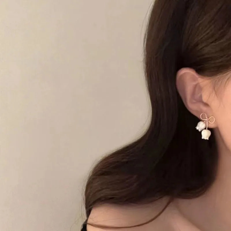 Aretes Tulipán con Moño – Plata y Flor Blanca, Elegantes