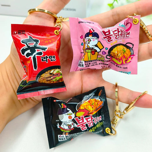 Llavero Miniatura de Ramen Coreano Negro – Accesorio para Mochila