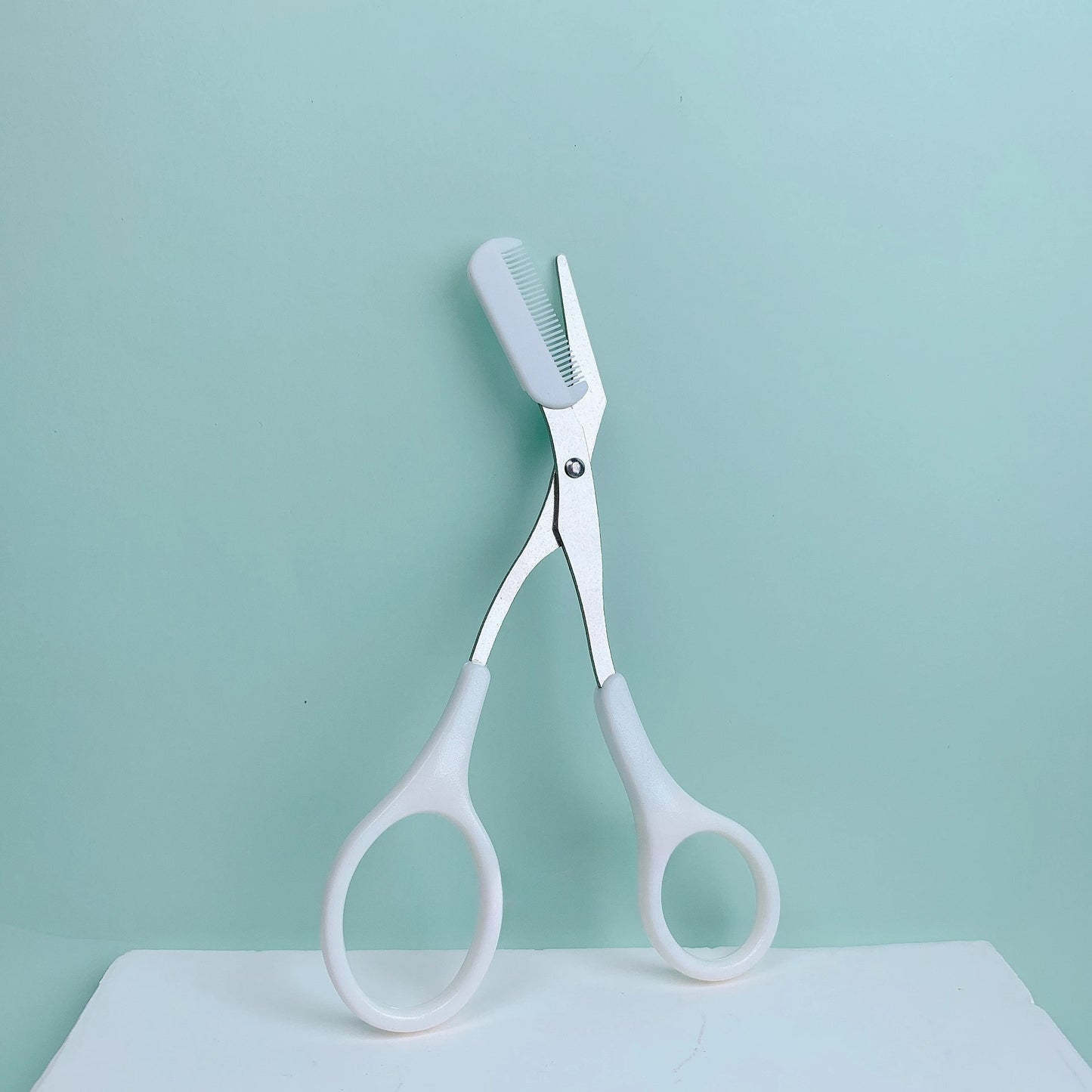 Tijeras para Cejas con Peine Integrado de Precisión