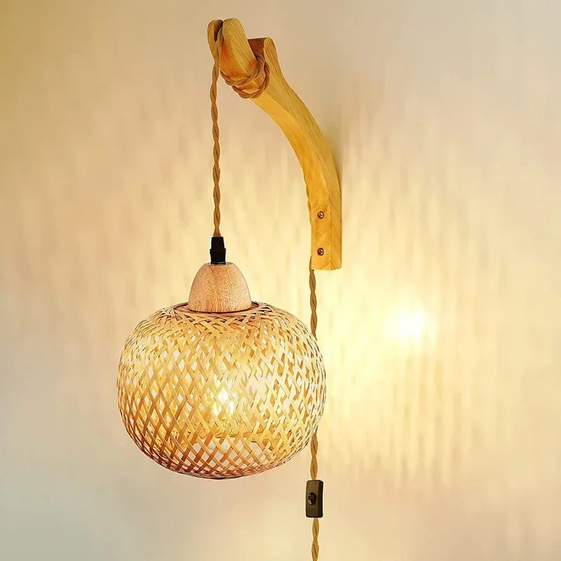 Lámpara de Pared de Bambú Estilo Boho con Pantalla Tejida